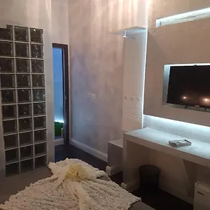 Glamour Spanish Steps Homestay